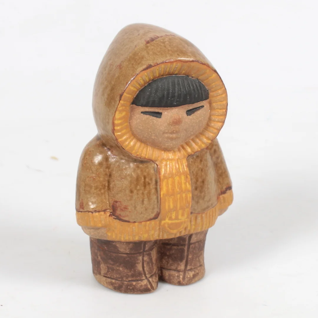 LISA LARSON. figurin, stengods, "Eskimo", ur serien All Världens barn, Gustavsberg. — European — Stadsauktion Sundsvall