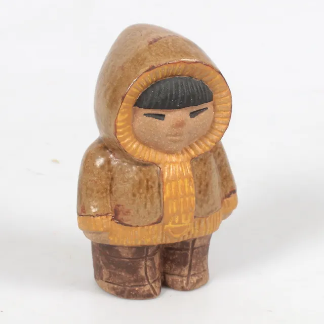 LISA LARSON. figurin, stengods, "Eskimo", ur serien All Världens barn, Gustavsberg.