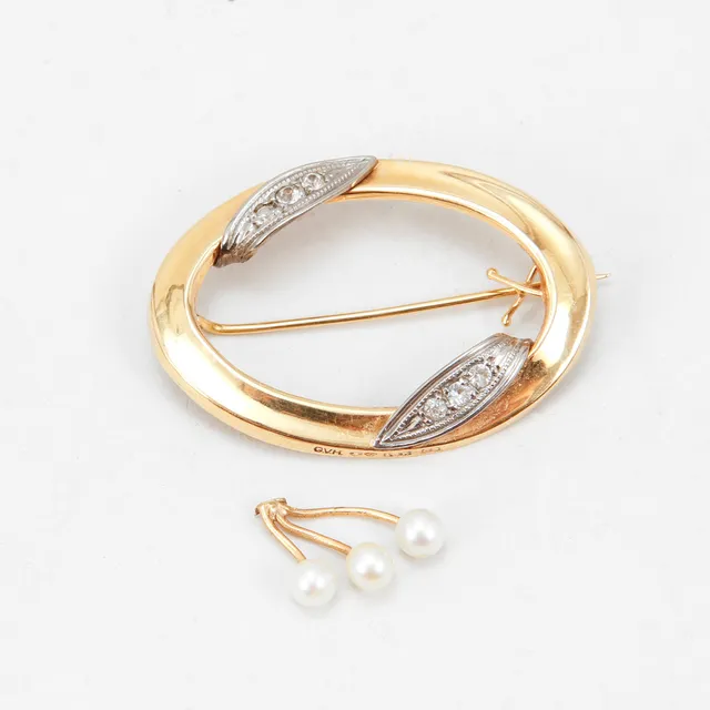 BROSCH, 18k guld, odlade pärlor, totalvikt ca 3,7 gram.