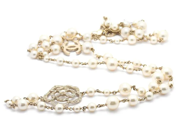 Collier, Chanel, Faux Pearl and Crystal Camellia CC Long Necklace, metall och imitationspärlor, i smyckespåse samt originalkartong