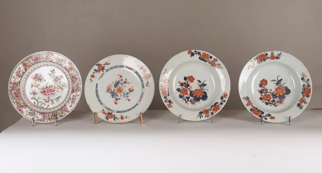 Cuatro platos chinos en porcelana, de los siglos XVIII y XIX.