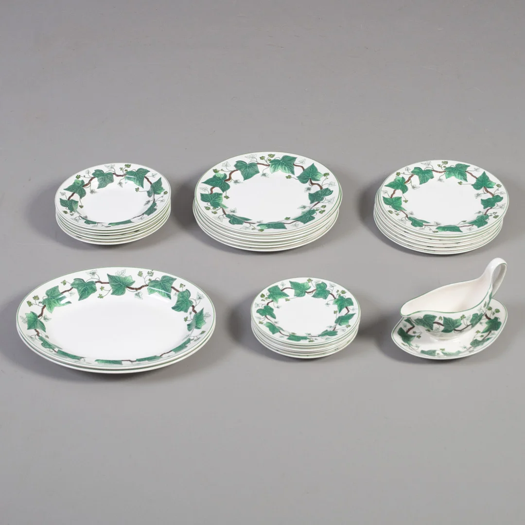 WEDGWOOD. Servisdelar "Napoleon Ivy" Etruria & Barlaston, 27 delar. — European — Laholms Auktionskammare