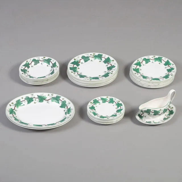 WEDGWOOD. Servisdelar "Napoleon Ivy" Etruria & Barlaston, 27 delar.
