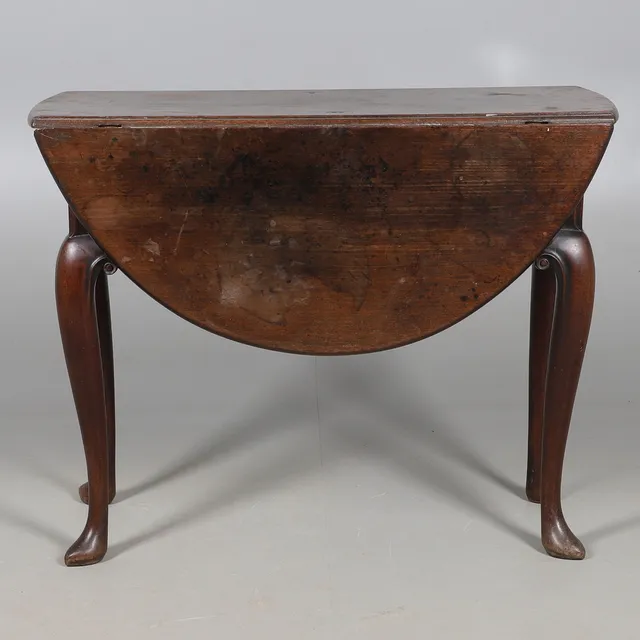 AN EIGHTEENTH CENTURY DROP LEAF TABLE.