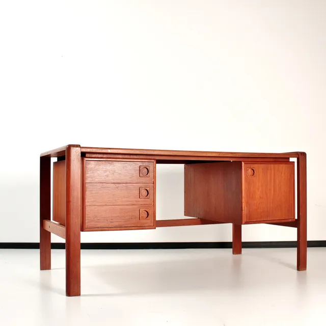 Schreibtisch der 1970er Jahre in Teak von H.P. Hansen, Dänemark.