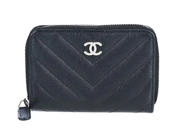 CHANEL, PLÅNBOK, Matelasse Wallet, svart Chevron kaviarläder, silverfärgade beslag, 10,5x7,5x1,5 cm, kort, hologrammärkt 25220510, år 2018, care booklet, cert, dustbag, originalkartong. Very Good Condition.