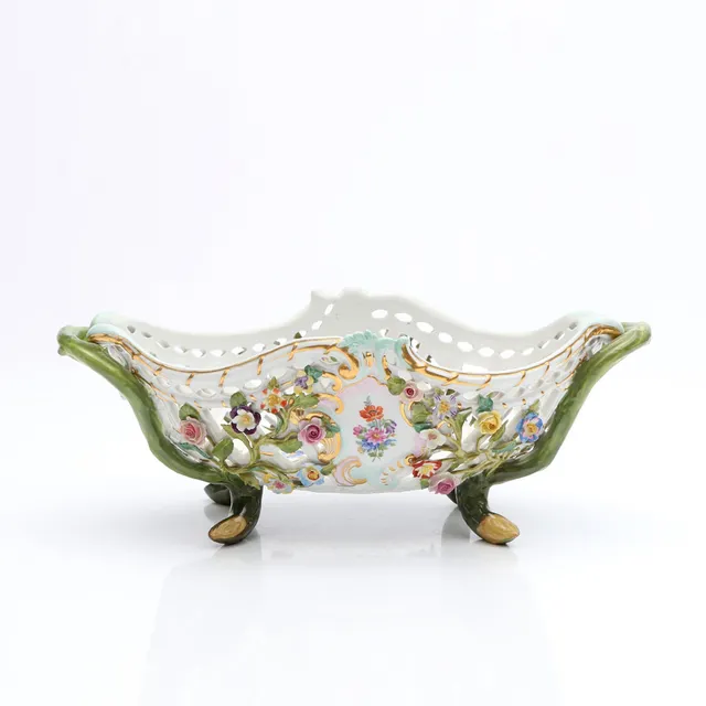MEISSEN, GALLERSKÅL. Porslin med polykrom dekor. 1900-tal.