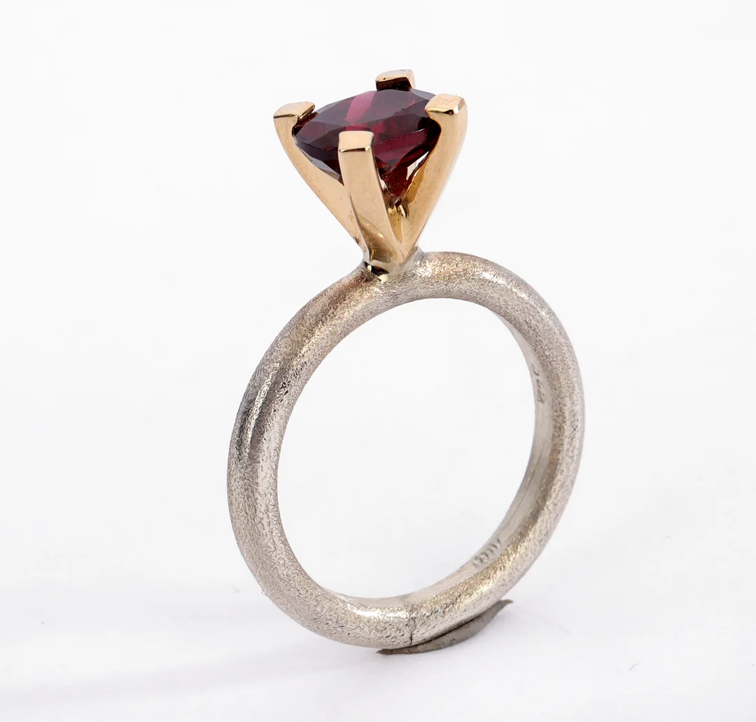 Solitaire ring made of 14 kt. gold and sterling silver adorned with precious garnet — Jewellery/Rings — Lauritz