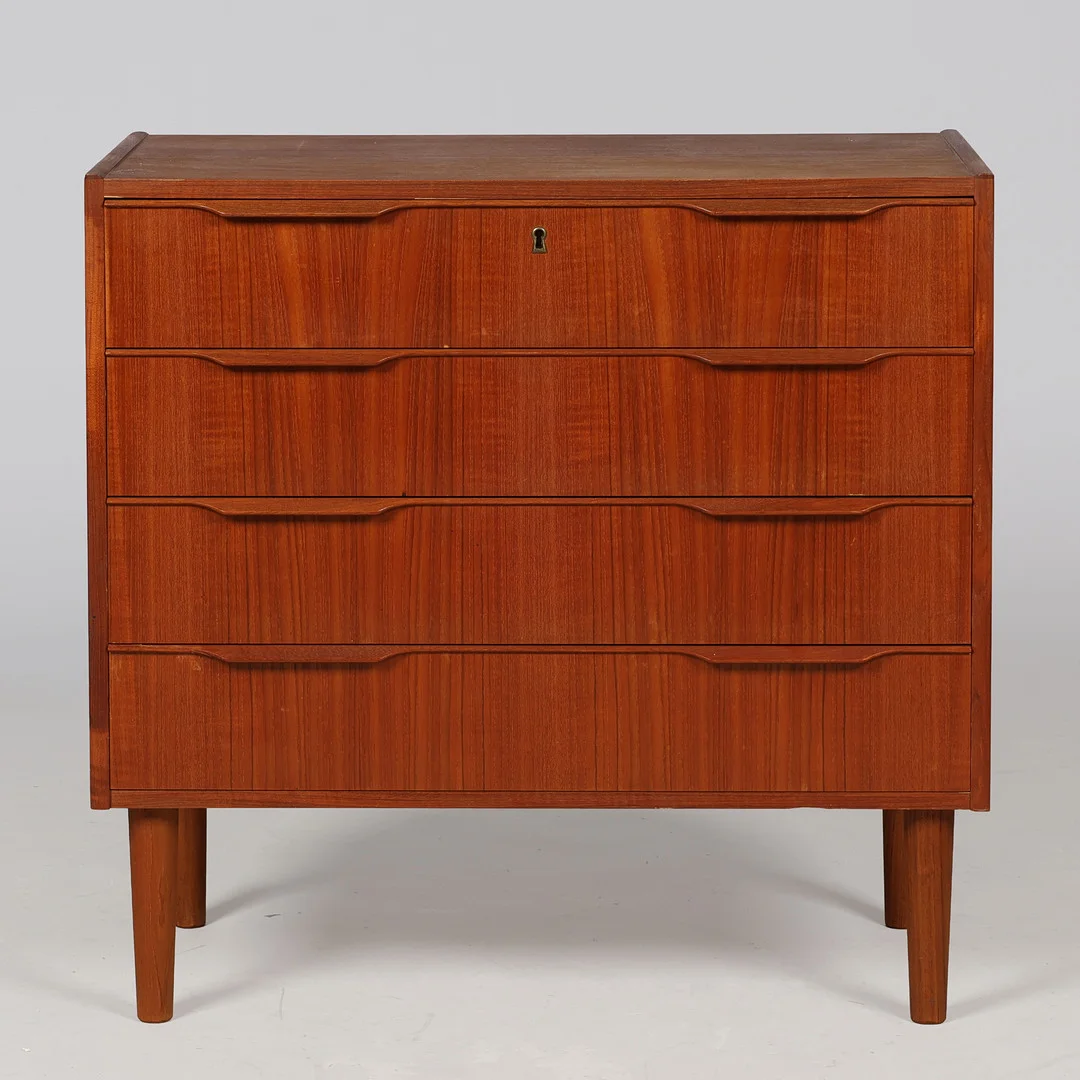 Dansk Møbeldesign. Kommode af teaktræ med fire skuffer, Danmark, 1960'erne. — Chests of drawers — Palsgaard Kunstauktioner