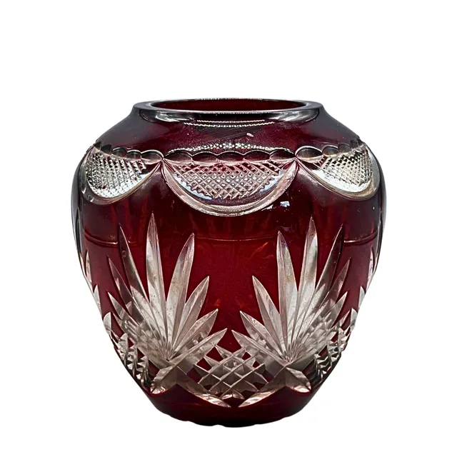 KRISTALLVASE IN RUBINROT MIT SCHLIFFDEKOR.