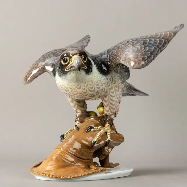 FRITZ HEIDENREICH (1895-1966). Wanderfalke, Rosenthal, Landstuhl, nach 1957.