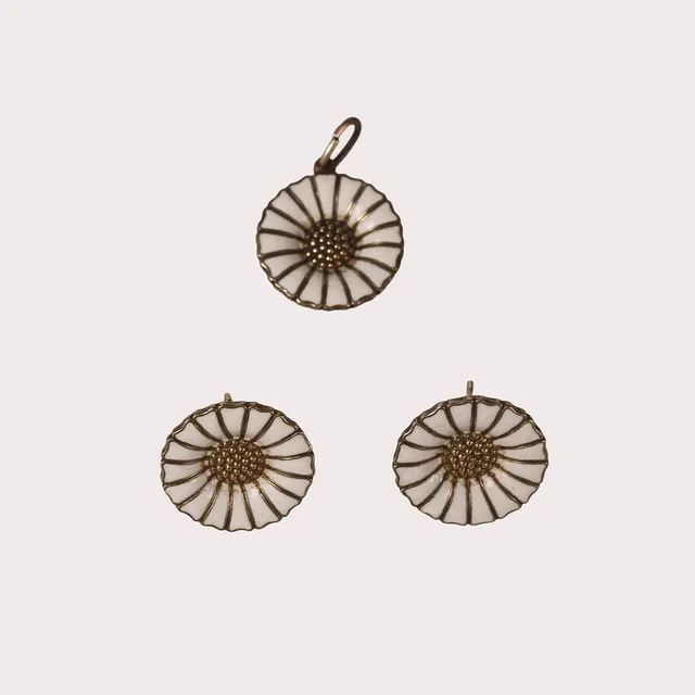 GEORG JENSEN. Örhängen samt berlock, Sterlingsilver med emalj, "Daisy", Danmark.