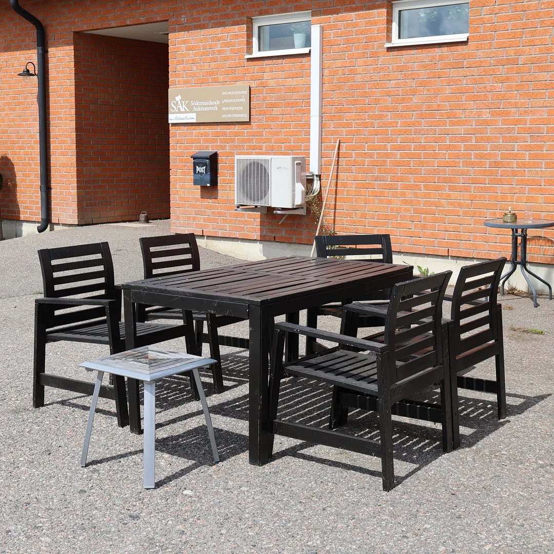 TRÄDGÅRDSGRUPP, 7 delar, bemålat trä. — Garden — Södermanlands Auktionsverk
