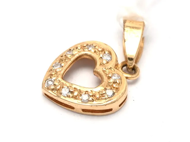Hänge 18K 0,6g längd (ink ögla): 15mm, med åttkantslipade diamanter 9xca0,005ct