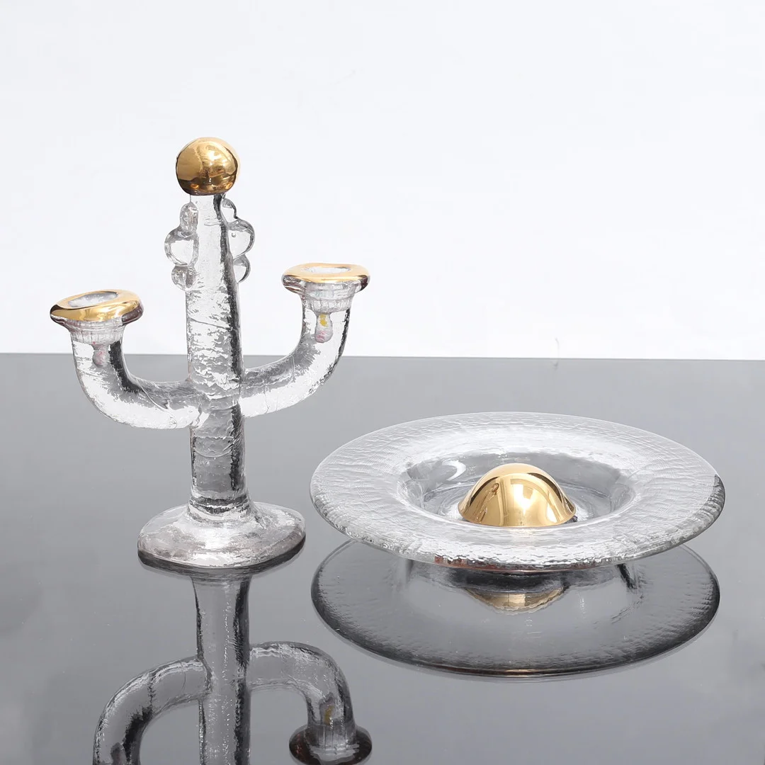 STAFFAN GELLERSTEDT. Ljusstake samt skålfat, glas med gulddekor, Pukeberg. — Art glass — Auktionshuset Thelin & Johansson