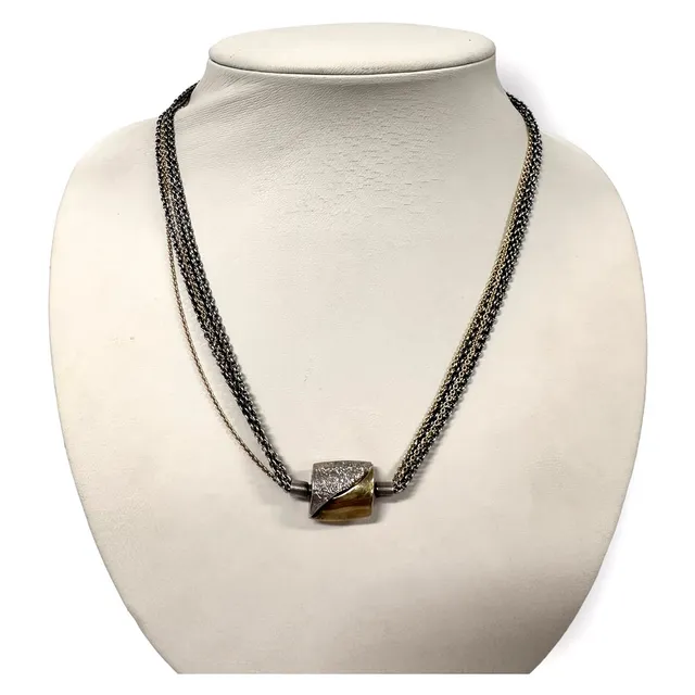OLE LYNGGAARD. Coller, oxiderat silver och 18K.