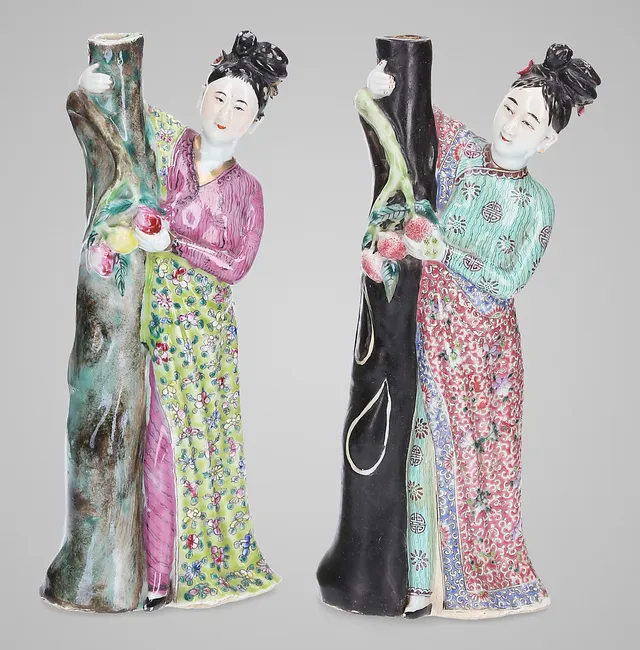"Ladies", pair of Chinese porcelain sculptures, first half of the 20th Century.