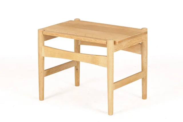 Hans J. Wegner. Side table / bedside table made of oak.