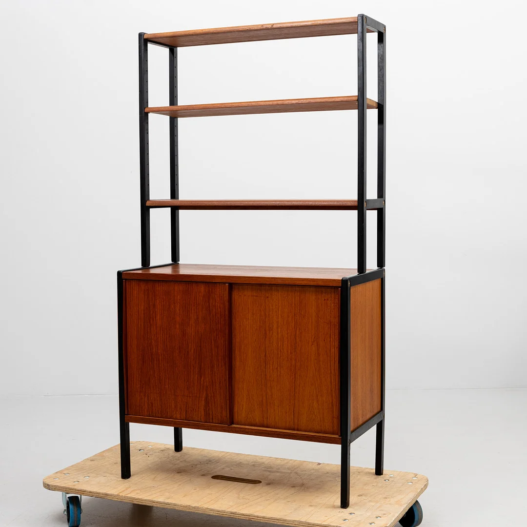 BERTIL FRIDHAGEN. Bokhylla med skåpdel, "Librett", teak, Bodafors, 1900-talets mitt. — Cupboards, Cabinets & Shelves — Auktionshuset Kolonn
