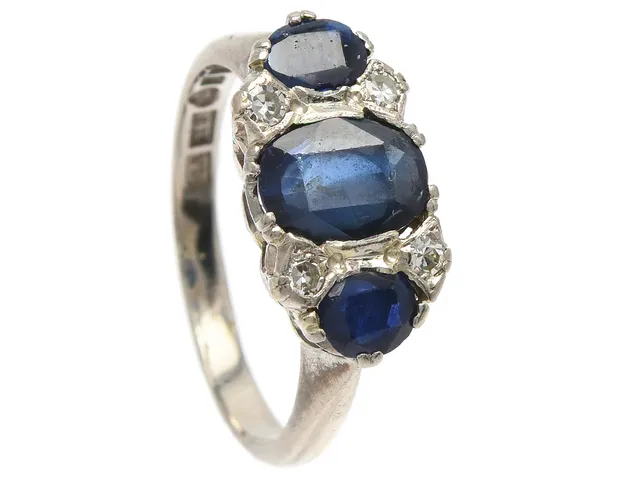 RING, 18K vitguld, 3 ovalslipade safirer, 4 åttkantslipade diamanter 0,10 ctv, Västerås guldsmedsateljé 1971, stl 18 mm, vikt 5,3 g, safirerna med slitna fasettkanter och nagg.