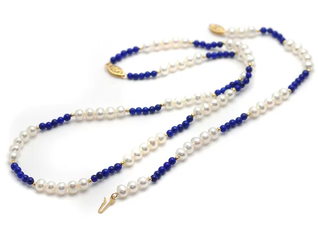 PÄRLCOLLIER/ARMBAND, odlade sötvattenspärlor, off round, lapis lazuli, 14K guldlås och kulor, längd 44/19 cm.