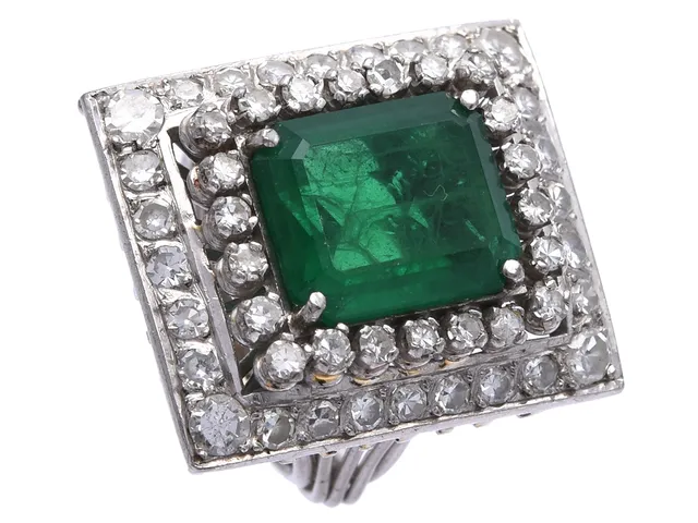 RING, 18K rodierat guld, syntetisk smaragd ca 6,25 ct, åttkantslipade diamanter ca 1,56 ctv, ca 15,75 mm, slitna fattningar, vikt 12,1 g.