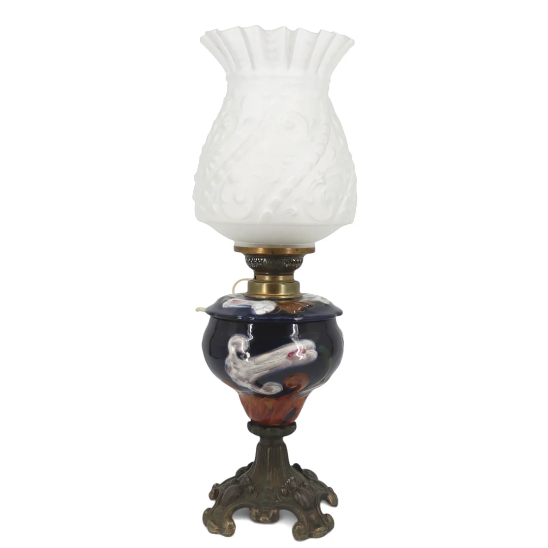 BORDSFOTOGENLAMPA, elektrifierad, majolika, 1900-tal. — Table Lamps — Höganäs Auktionsverk