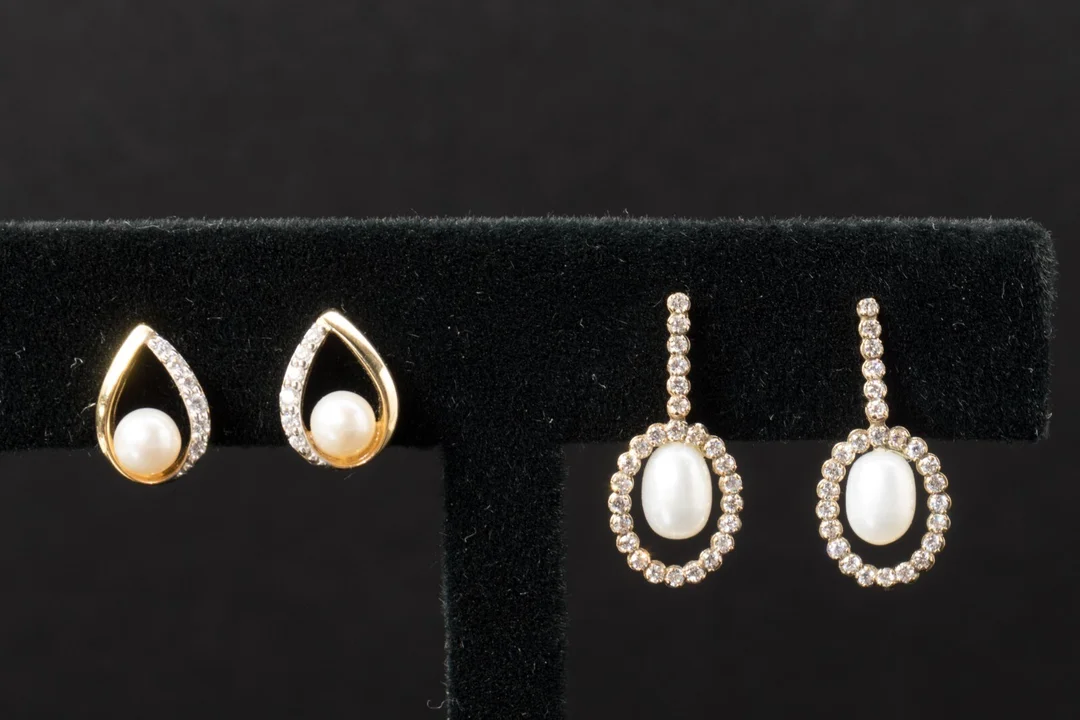 Two pairs of earrings in sterling silver & 8 kt gold (4) — Jewellery/Earrings — Lauritz