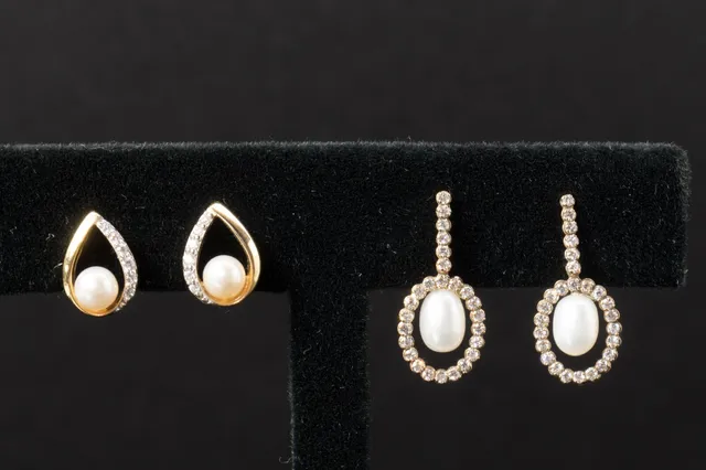 Two pairs of earrings in sterling silver & 8 kt gold (4)