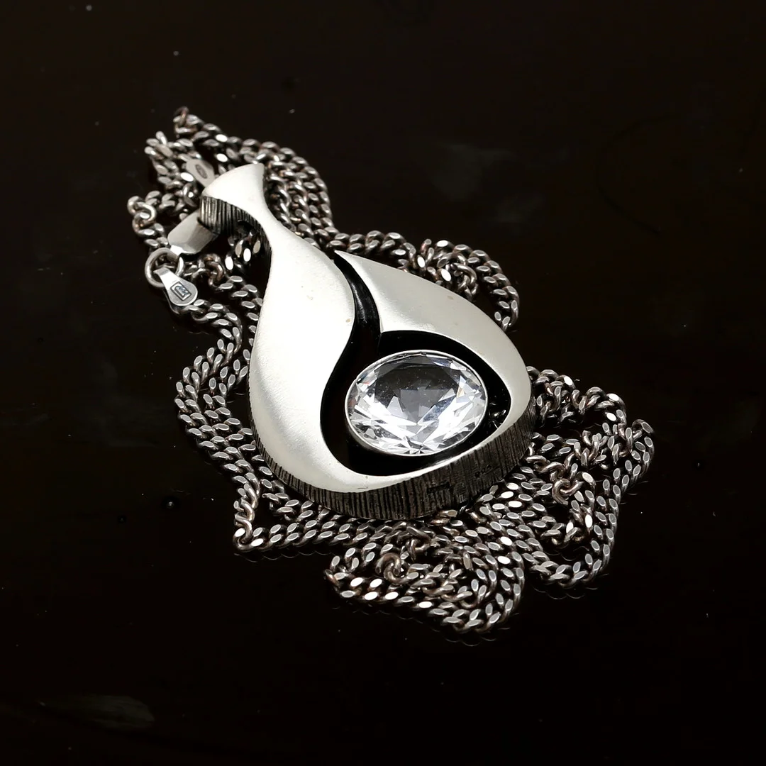 HÄNGE med bergskristall samt HALSKEDJA, sterling silver, Karl Laine, Finland. — Necklace — Auktionshuset Thelin & Johansson