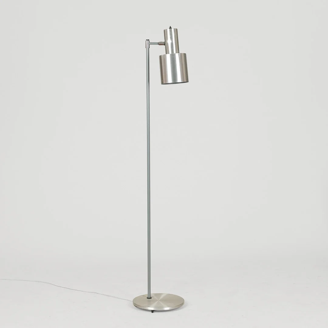 JO HAMMERBORG (1920-1982). "Studio" gulvlampe af aluminium med grålakeret stamme, Fog & Mørup, Danmark, formgivet i 1977. — Floor lights — Palsgaard Kunstauktioner