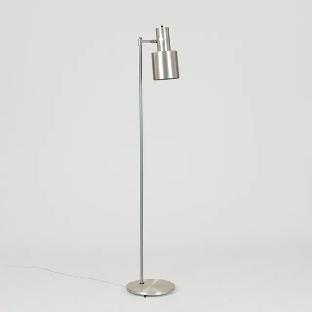 JO HAMMERBORG (1920-1982). "Studio" gulvlampe af aluminium med grålakeret stamme, Fog & Mørup, Danmark, formgivet i 1977.