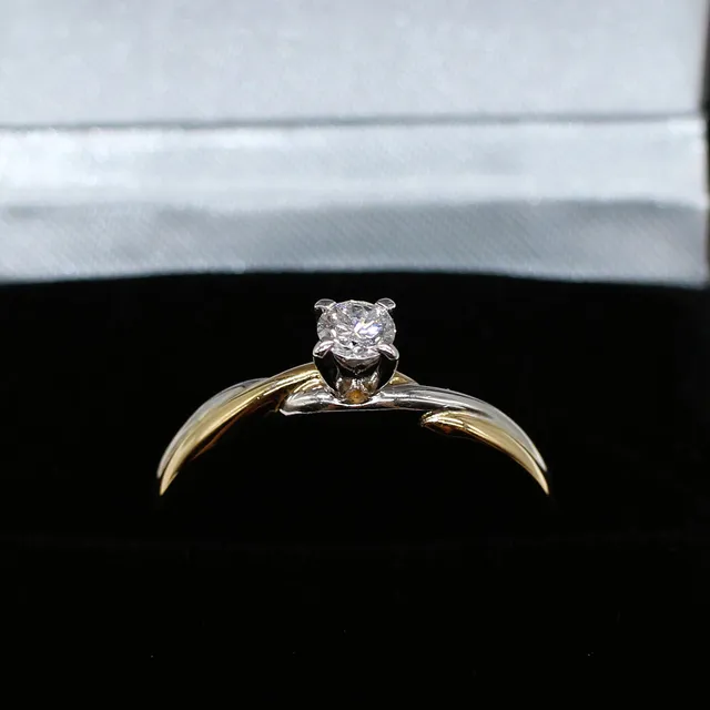 14K WHITE GOLD DIAMOND SOLITAIRE RING.