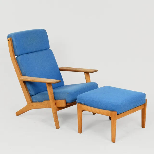 HANS J WEGNER. Getam. Lænestol samt skammel af eg model 'GE 290A. (2).