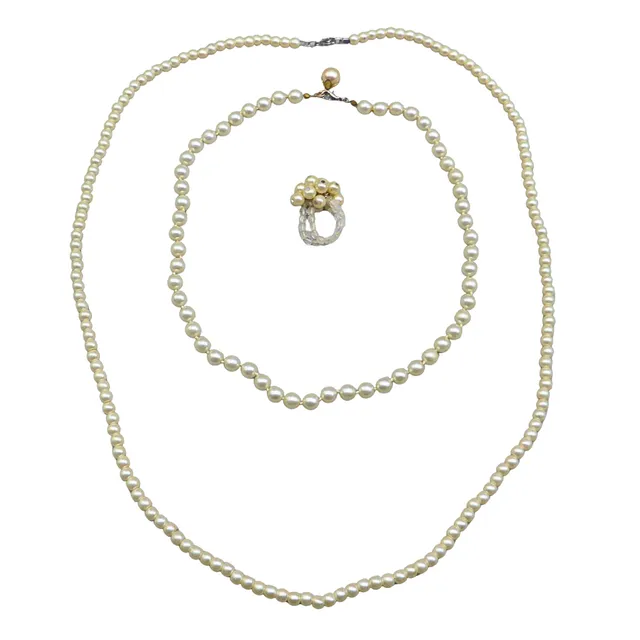 PERLENSCHMUCKSET AUS ZWEI HALSKETTEN UND EINEM RING.