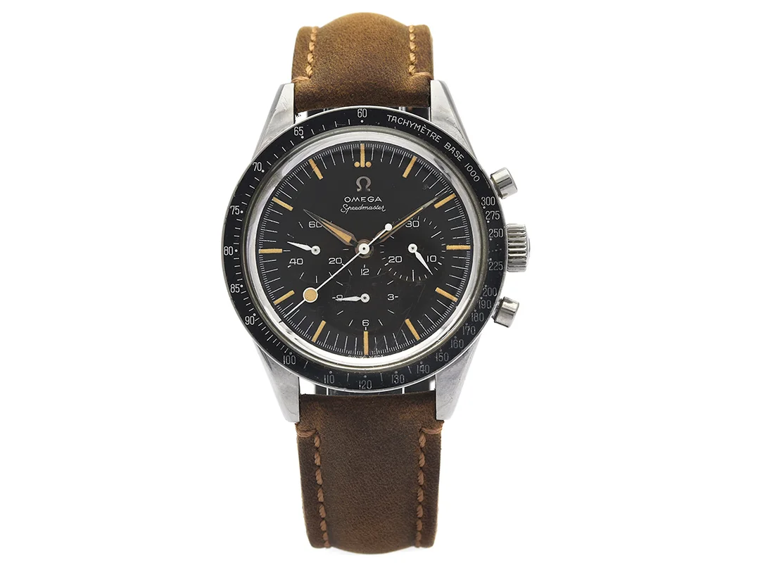 OMEGA, Speedmaster, "Tachymètre - Base 1000", s.k. "Lollipop", "Naiad crown", Cal 321, Serie nr. 17761184, Ref nr. CK 2998, Boett nr. 2998-1, kronograf (defekt), herrur, 39 mm, stål, manuell, plexiglas, läderband, "Extract of the Archives", tillverkad 31/10 1960, levererad till Sverige. — Klockor/Omega — Kaplans