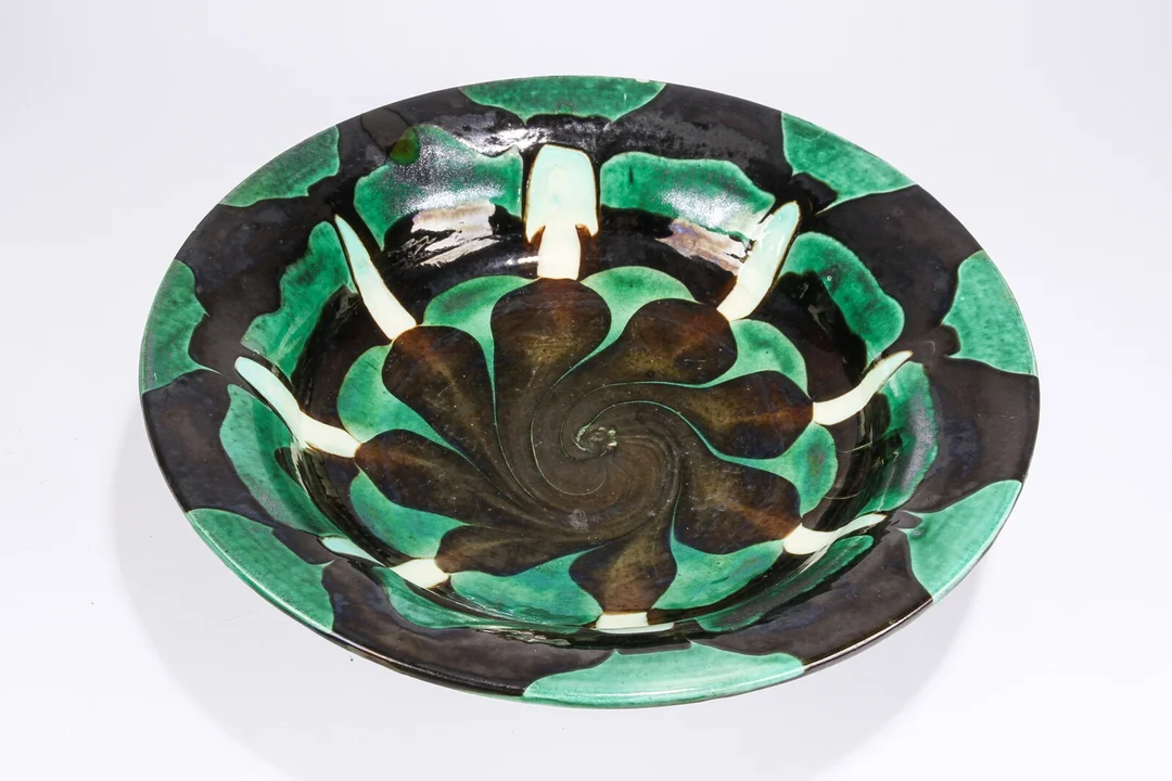 Herman A. Kähler, stort fad af glaseret keramik — Glass, porcelain and ceramics/Vases, bowls, dishes — Lauritz