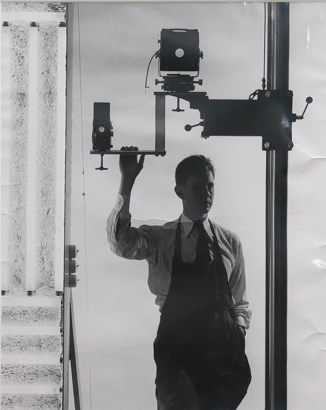 STEN DIDRIK BELLANDER. SJÄLVPORTRÄTT I ATELJÉN, FOTOGRAFI.