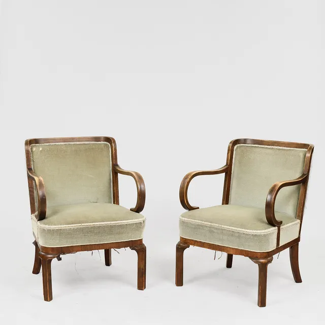 Et par lænestole i nordisk Art Deco stil, mørkbejdset bøgetræ og grønt stofbetræk, udført af dansk eller svensk møbelsnedker, Swedish Grace, 1920/30'erne, (2).