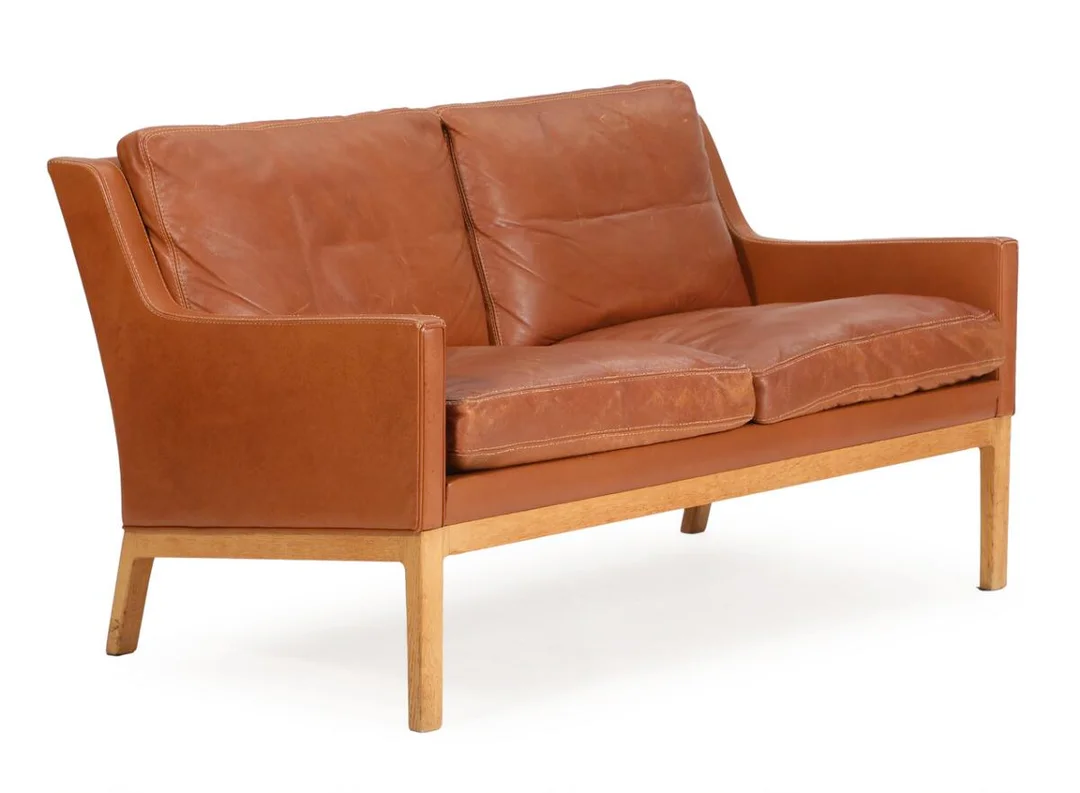 Freestandingt two seater sofa with oak frame, sides, back and loose cushions upholstered with brown leather. Model SW 39. Manufactured by Søren Willadsen. L. 130 cm. — Modern Furniture — Bruun Rasmussen