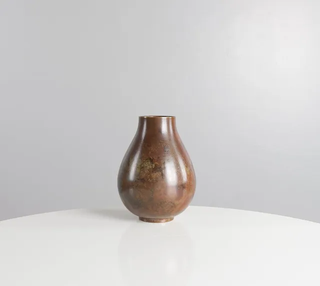 HASEGAWA GASEN. Japansk bronzevase dråbeform.