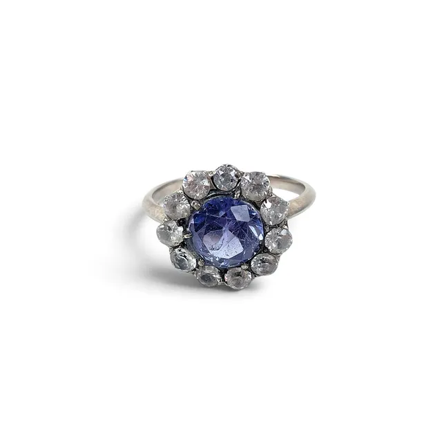RING, silver med ametist omgiven av topaser.