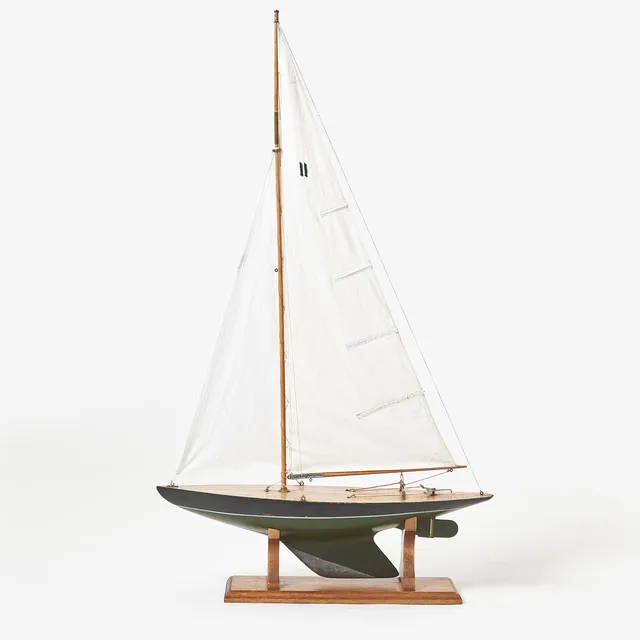 POND YACHT, seglande modell, bemålat köl med blytyngd, sydda segel, roder i trä, tillverkad omkring 1900-talets mitt.