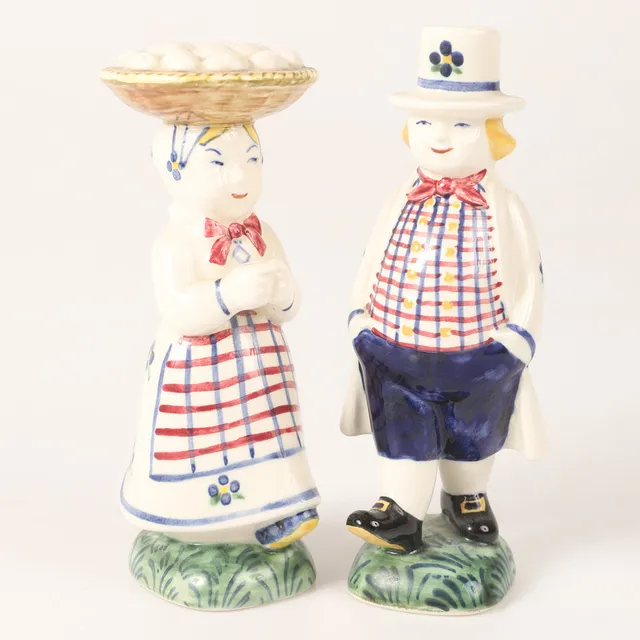 HERLUF JENSENIUS. Figuriner/ljusstakar, 1 par, "Børnehjælpsfigur", fajans, Aluminia, Danmark.