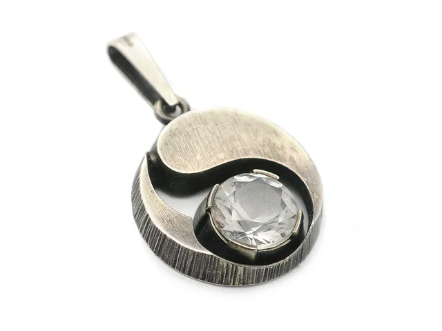 KARL LAINE, hänge, silver, bergkristall, längd 3,7 cm, Finland 1980, vikt 4,7 g.