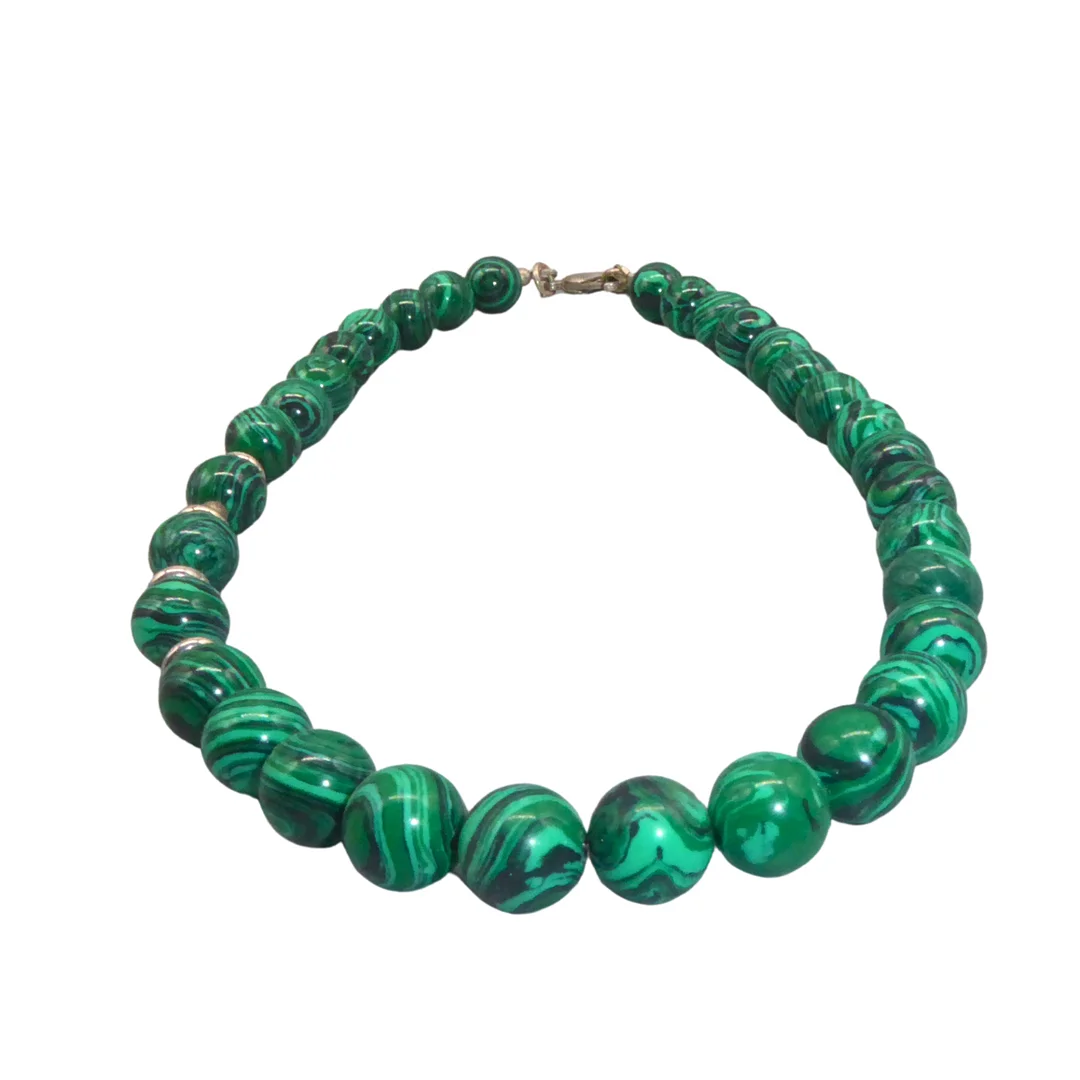 MALACHIT PERLENKETTE MIT SILBERELEMENTEN UND 925ER SILBERVERSCHLUSS. — Necklace — Auktionshaus Stuber's Hammerschlag