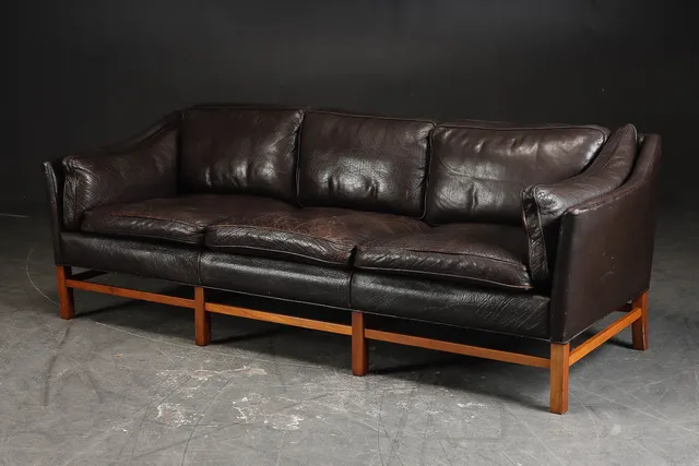 Grant møbelfabrik. Tre pers. sofa i brunt læder
