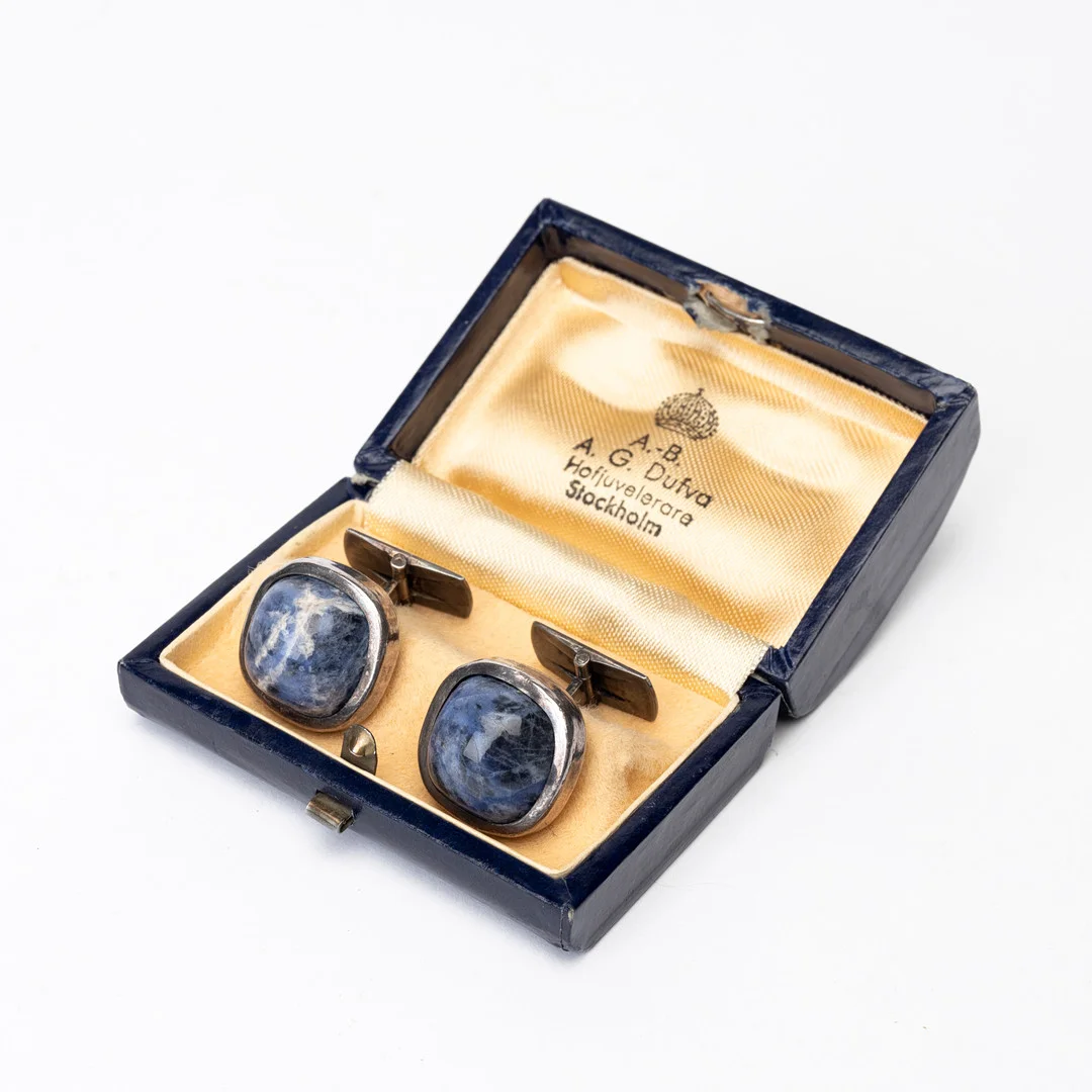 MANSCHETTKNAPPAR, silver och blå sten, Saarela Arvo, Enköping, 1962. — Cufflinks & Tie Pins — Auktionshuset Kolonn