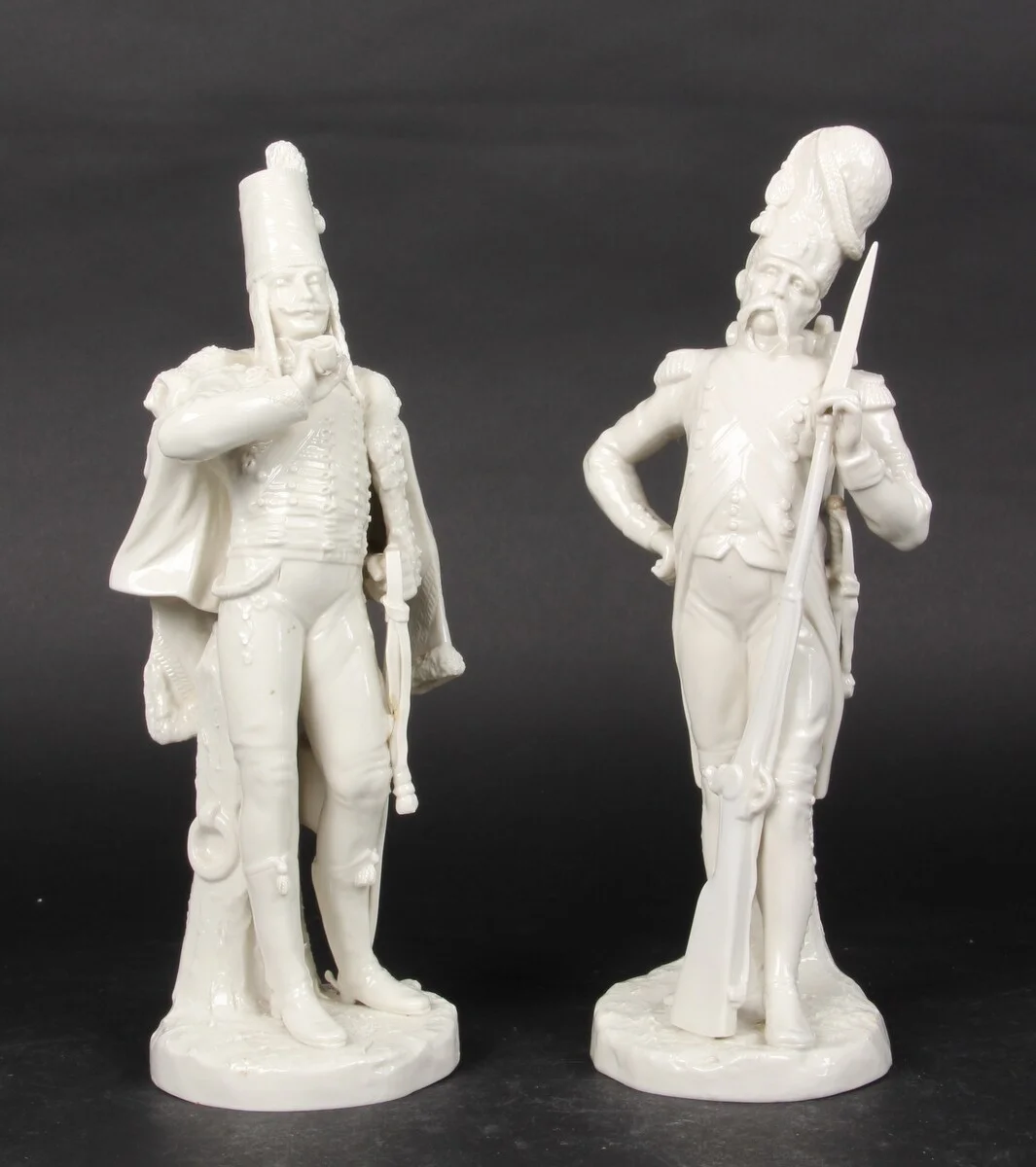 To soldater i hvid porcelæn, H. 34 cm, 1774-1834 (2) — Glass, porcelain and ceramics/Figures — Lauritz