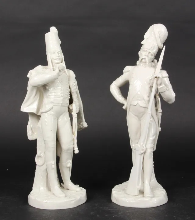 To soldater i hvid porcelæn, H. 34 cm, 1774-1834 (2)
